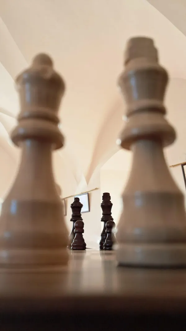 Šachová hra v zámeckém salonku